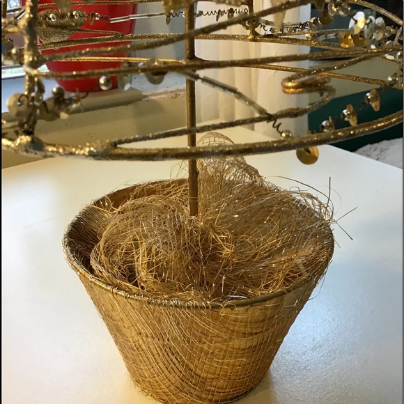 Wire crafted Christmas tree. Gold color 17”H x 7” - Picture 6 of 7